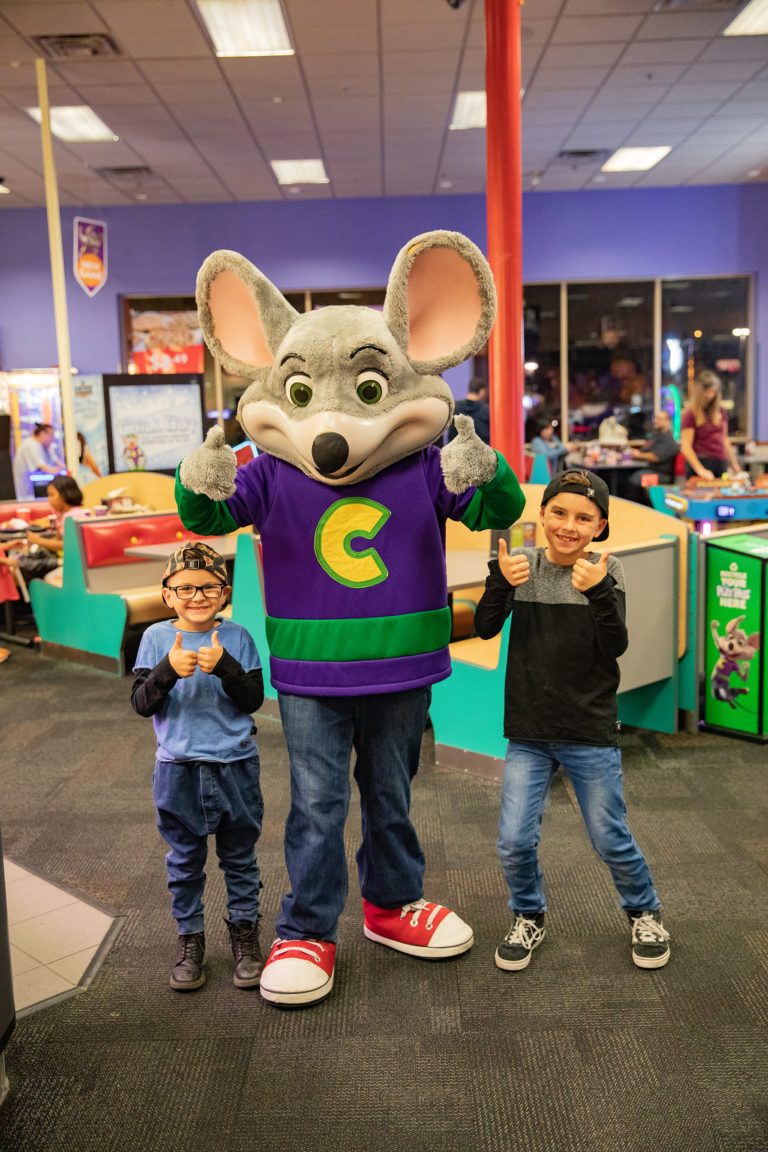 Family Fun Made Easy at Chuck E Cheese. | Mini Style Hacker